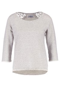 Maglione grigio a righe con maniche a 3/4, collo rotondo e dettagli in pizzo sul colletto. Texture morbida con un orlo posteriore leggermente più lungo.