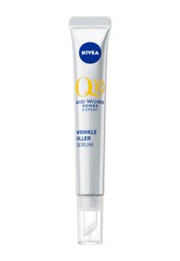 Crema NIVEA Q10 Anti-Wrinkle Power Expert, tubo argento con testo blu e giallo, dotata di un erogatore trasparente per un'applicazione facile.