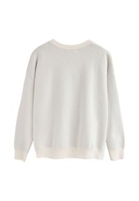 Hellgrauer Rundhalsausschnitt-Pullover mit geripptem Kragen und Bündchen, der ein strukturiertes Strickmuster und eine lockere Passform aufweist. Weicher, mittelschwerer Stoff.