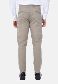 Chinos beige con taglio dritto, dotati di due tasche posteriori. Realizzati in cotone, presentano una texture liscia e un design minimalista.