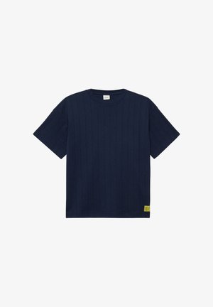T-shirt bleu marine à manches courtes côtelé avec col rond et petite étiquette jaune près de l'ourlet sur fond blanc uni.
