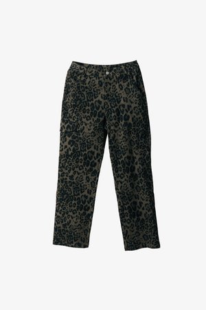 Calças cargo em tecido verde-oliva com padrão de leopardo preto. As características incluem bolsos laterais e um design de corte solto. Superfície texturizada.