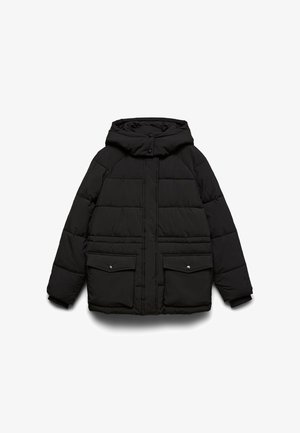 Sort polstret jakke med hætte, der har to frontlommer, lynlåslukning og quiltet tekstur for isolering.