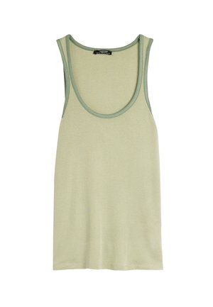 Jasnozielony top na ramiączkach wykonany z miękkiego materiału, z okrągłym dekoltem i kontrastowym ciemnozielonym wykończeniem wzdłuż brzegów. Prosty, bezrękawnikowy fason.