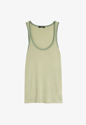 Jasnozielony top na ramiączkach wykonany z miękkiego materiału, z okrągłym dekoltem i kontrastowym ciemnozielonym wykończeniem wzdłuż brzegów. Prosty, bezrękawnikowy fason.