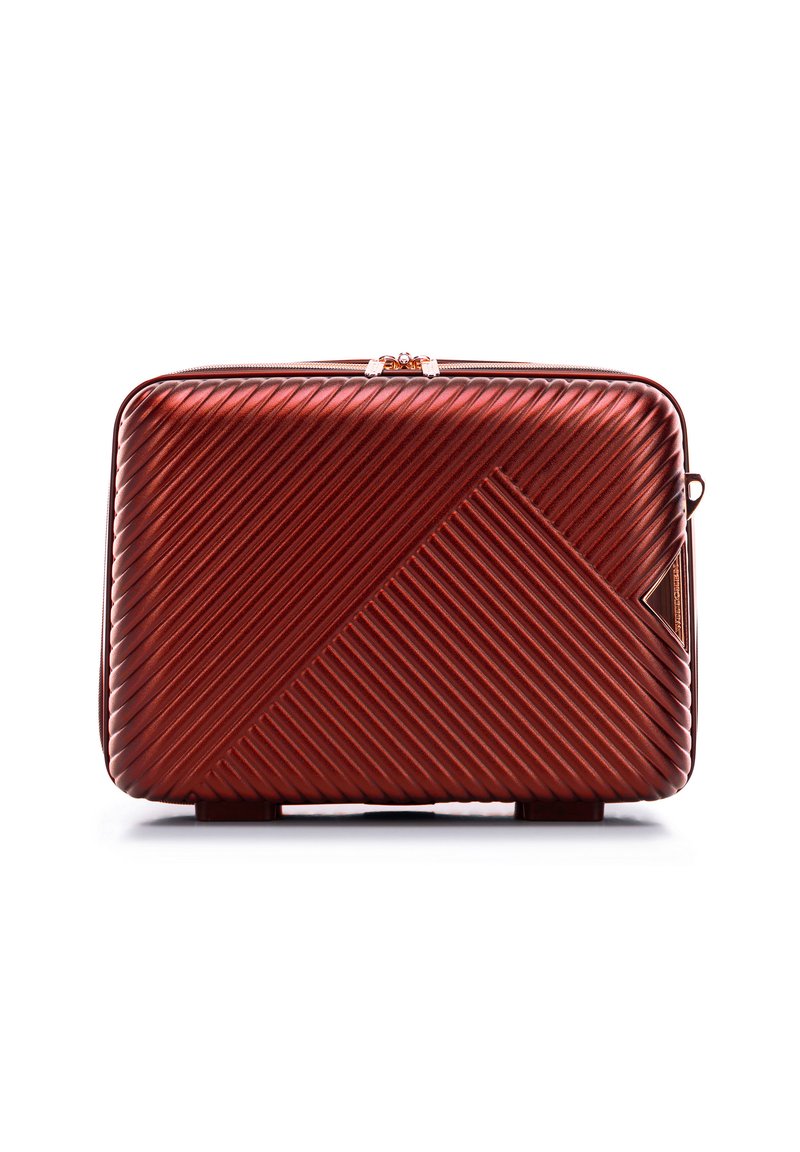 Borsa cosmetica rettangolare rossa metallica con texture a righe diagonali, chiusura con zip e un piccolo dettaglio triangolare nella parte anteriore.