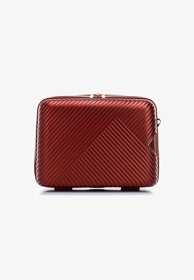 Metalen rode rechthoekige make-up tas met een diagonale ribbeltextuur, een ritssluiting en een kleine driehoekige accent aan de voorkant.