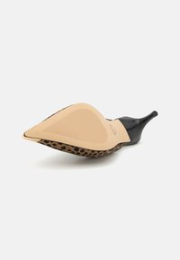 Escarpin à bout pointu en matériau synthétique noir avec une semelle en daim à imprimé léopard. Présente un dessous texturé antidérapant.