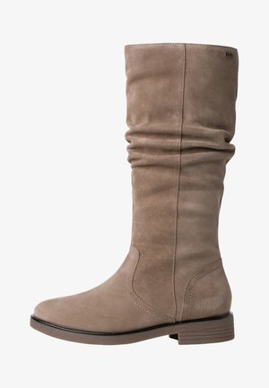 Bottes hauteur genou en daim marron avec un design décontracté, bout arrondi et petit talon empilé. Présente des détails de couture le long du côté.