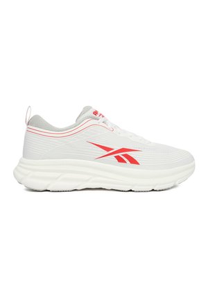 Sneaker atletica bianca con suola spessa, logo Reebok rosso sul lato e linee accentate rosse lungo il bordo superiore e la linguetta.