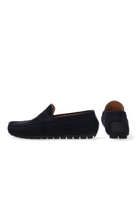 Granatowe zamszowe loafersy z fasonem moccasin, gumowa podeszwa, styl wsuwany, z kontrastowym beżowym wnętrzem.