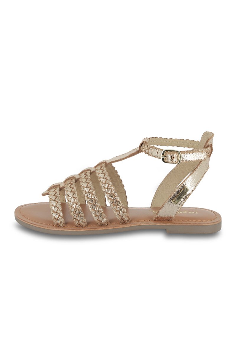 Sandalen met bandjes in metallic roségoud. Kenmerkt zich door gevlochten banden, enkelgesp, platte zool en een soepel leren binnenzool.