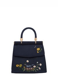 Bolso de ante en color navy con forma estructurada y asa superior. Presenta un elaborado bordado de flores y aves, herrajes en tono dorado y un cierre de solapa.