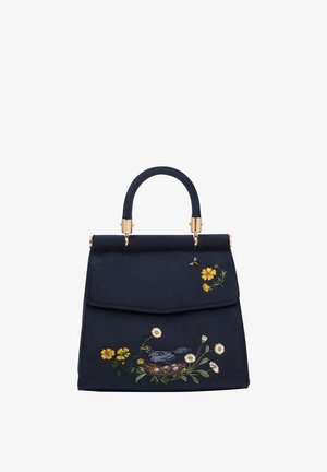 Marinblå suéväsk med en strukturerad form och handtag upptill. Har detaljerad broderi av blommor och fåglar, gold-tonad hårdvara och ett klaffstängning.