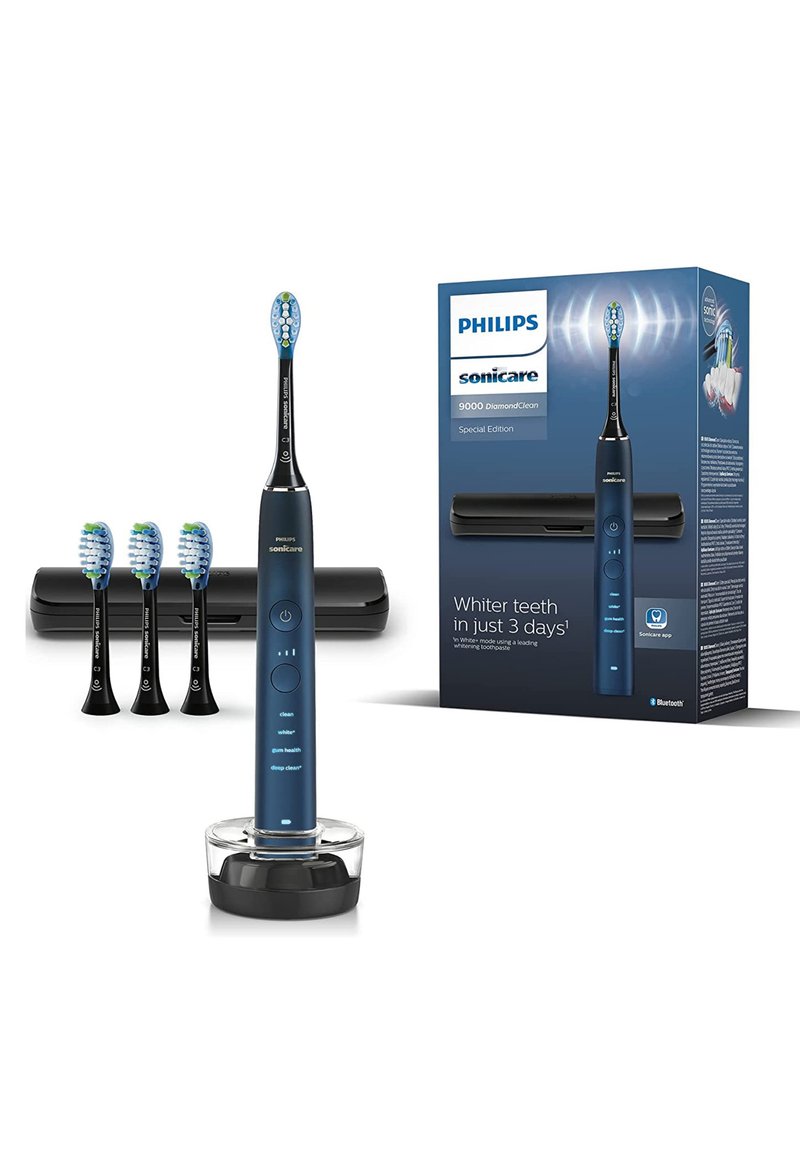 Philips Sonicare DiamondClean 9000: spazzolino elettrico di colore blu scuro, base rotonda, quattro testine intercambiabili e elegante custodia di ricarica.