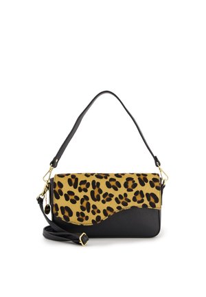 Torebka w leopardzi wzór z czarną skórzaną podstawą i paskiem. Posiada gładką powierzchnię oraz złote akcenty na pasku.