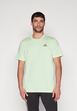 ESSENTIALS SINGLE EMBROIDERED SMALL LOGO - T-shirts basic - semi green spark