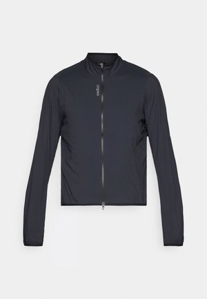 Veste noire courte avec manches longues, dotée d'un col montant et d'une fermeture éclair intégrale. Matériau léger au toucher lisse.