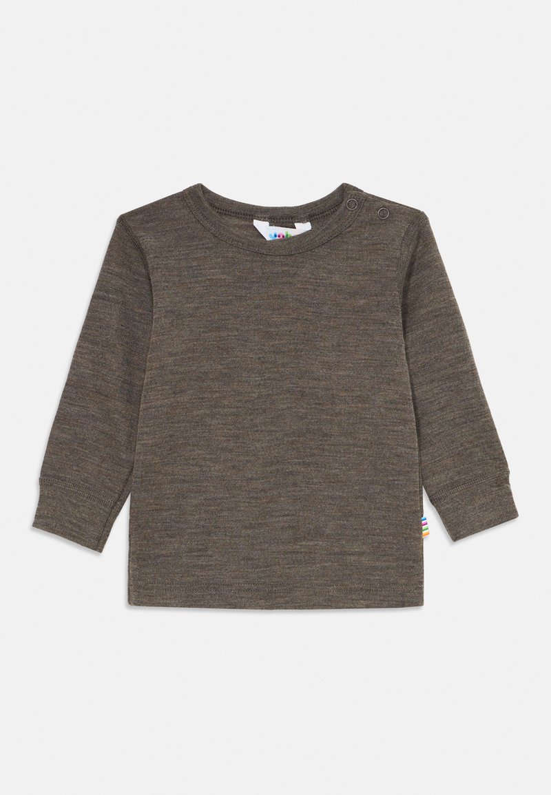 Camisola de bebé de manga longa castanha com botões de pressão no ombro e uma pequena etiqueta colorida de lado, disposta em plano sobre um fundo branco.