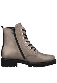 Stivaletto grigio metallico con punta tonda, cerniera laterale, chiusura con lacci neri e suola nera spessa. Texture liscia con una leggera lucentezza.