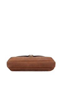 Borsa a pochette in suede marrone con forma rettangolare, chiusura con gancio dorato e texture liscia. Design minimalista senza decorazioni visibili.