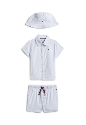 Conjunto para niño pequeño a rayas azul claro y blanco con camisa de manga corta abotonada, pantalones cortos con cinturilla elástica y cordón, y sombrero tipo pescador a juego.