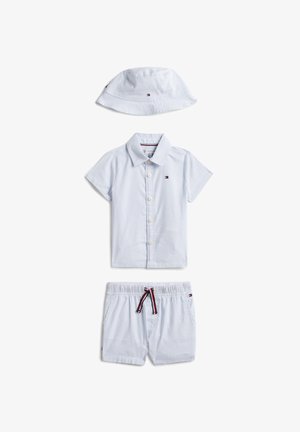Conjunto para niño pequeño a rayas azul claro y blanco con camisa de manga corta abotonada, pantalones cortos con cinturilla elástica y cordón, y sombrero tipo pescador a juego.