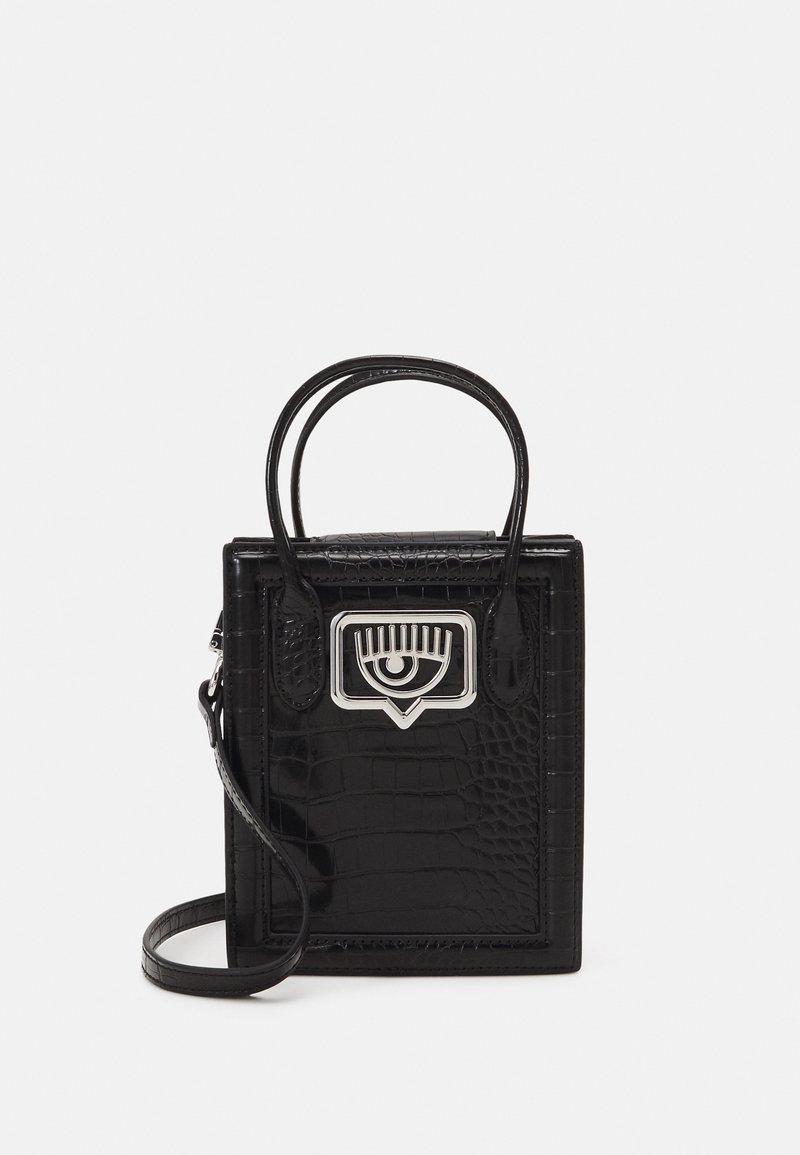 Zwarte rechthoekige handtas met krokodillentextuur, twee afgeronde handvatten, afneembare schouderriem en zilverkleurige metalen sluiting in de vorm van een oog aan de voorkant.