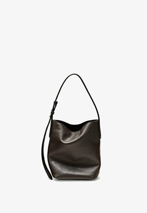 Sort skuldertaske i læder med justerbar rem, slapt design og åben top, vist på en hvid baggrund.