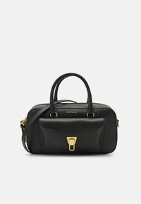 Borsa a mano in pelle nera con texture a pietra, hardware in tono oro, doppi manici superiori e una tracolla regolabile. Presenta un dettaglio con chiusura frontale.