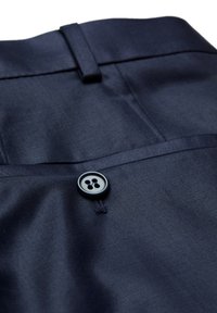 Marineblauen Hosen aus glattem Stoff mit flachem Vorderteil, ausgestattet mit einem Verschluss mit vier Knöpfen und einer Stoffschlaufe am Bund.