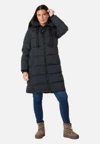 Cappotto invernale nero con cuciture orizzontali, collo alto e zip frontale. Dotato di coulisse sul cappuccio e spalline con logo.