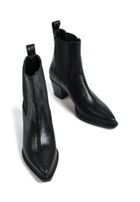 Czarne botki za kostkę z ostro zakończonym noskiem, wykonane z teksturowanego materiału w wężowy wzór, z elastycznymi panelami po bokach i blokowym obcasem.