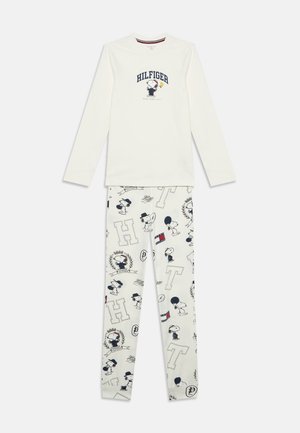 Weißes Langarmshirt mit Snoopy- und Woodstock-Grafik und passenden weißen Hosen mit verschiedenen Snoopy-Drucken und Buchstaben.