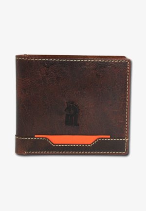 Portefeuille en cuir marron avec une finition texturée, fente pour carte orange et coutures blanches. Présente un logo en relief sur le devant.