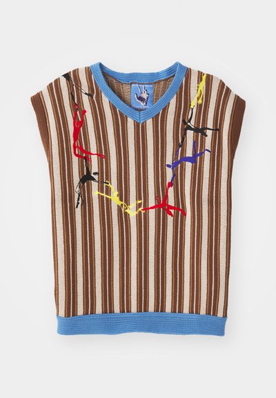 Maglione oversize a righe marrone e beige con colletto blu, caratterizzato da figure astratte e colorate ricamate sulla parte anteriore.