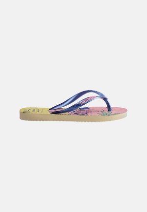 Einzelner gelber und rosa Flip-Flop mit blauen Riemen und tropischem Print auf der Sohle vor einem schlichten weißen Hintergrund.