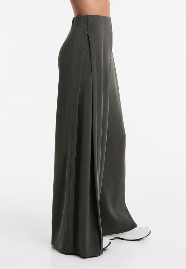 PLEATED WIDE-LEG SOFT TOUCH - Stoffhose