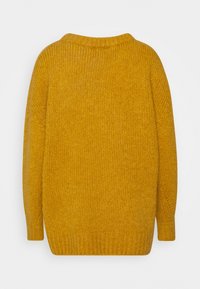 Pull tricoté jaune moutarde avec manches longues et bords-côtes aux poignets, à l'ourlet et à l'encolure, montré de dos sur un fond blanc.