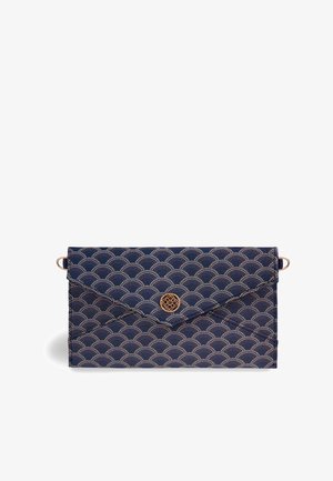 Marineblauwe clutch met gouden schelpenpatroon, enveloppenklep en centrale ronde gouden sluiting op een witte achtergrond.
