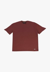 Maronfarvet bomulds t-shirt med rund halsudskæring, korte ærmer og lige kant. Har et lille logo mærke nederst til venstre.