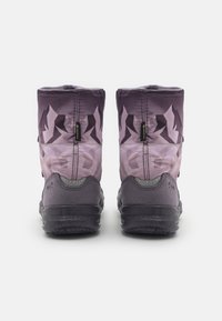 Fioletowo-różowe zimowe buty z wzorem, z miękką cholewką i trwałymi gumowymi podeszwami, z szarymi akcentami i odpornością na ślizganie.