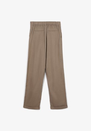 Pantalon beige à coupe décontractée, taille élastique et revers pliés. Dispose de deux poches arrière avec des détails de couture simples.