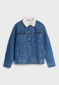 Modrá denimová bunda s bílým umělým kožešinovým límcem, zapínání na knoflíky, dvě náprsní kapsy s klopami a dvě boční kapsy.