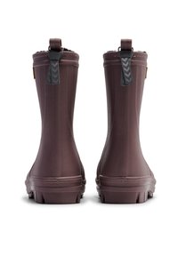 Stivali alla caviglia in gomma marrone con esterno testurizzato, linguette sul retro e suola robusta per la trazione. Fodera in morbido materiale scuro.