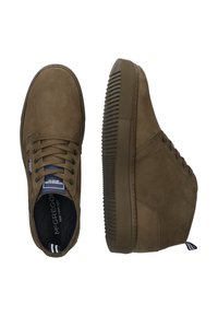 Bruine suede hoge sneakers hebben ronde veters, rubberen zolen met textuurdetails en een blauw logo-label binnenin de schoen.
