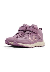 Børns lilla sportssko med velcro-remme, snøringer og beige såler, med chevron-logo accenter på siderne.