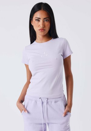 T-shirt corto a maniche corte di colore lilla con scollatura tonda e un sottile logo "PVP" ricamato sul petto. Tessuto morbido ed elastico.