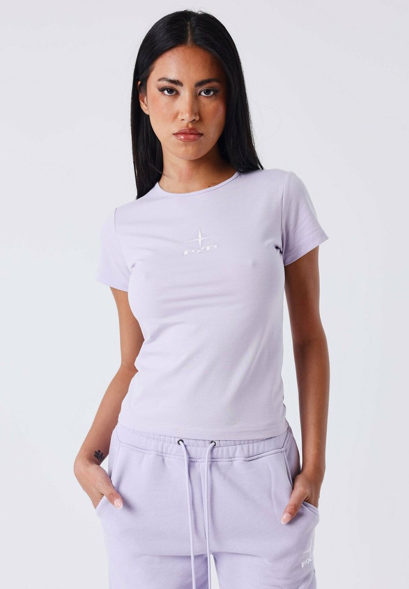 Camiseta de manga corta de color púrpura claro con cuello redondo y un sutil logotipo "PVP" bordado en el pecho. Textura de tela suave y elástica.