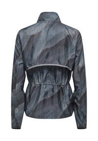 Giacca leggera a righe in blu scuro e grigio. Presenta un collo alto, vita elasticizzata e maniche lunghe con polsini elasticizzati.